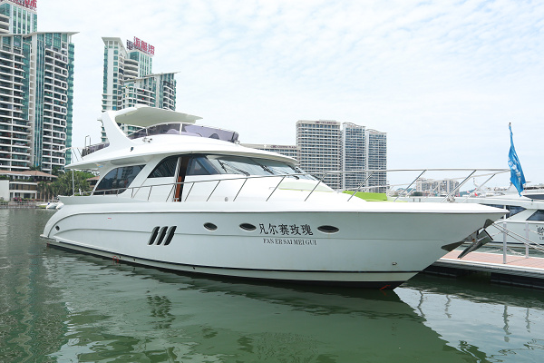 68英尺三层游艇